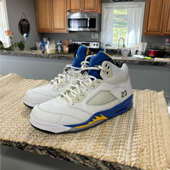 Jordan 5 Laney - Picture 2 of 7